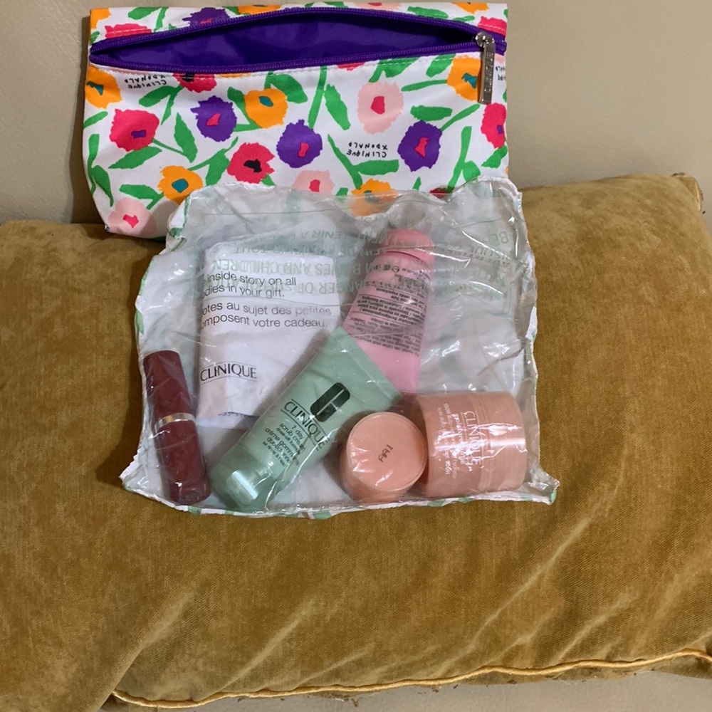 Clinique makeup bag w/ 6 trial size products. Extra bonus 2 more. 8 pcs